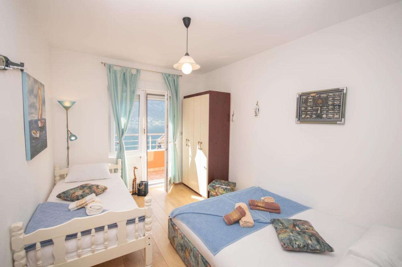 Apartmani Mrsic Risan Exteriör bild